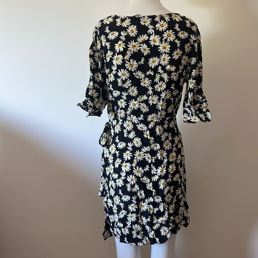 Zara Daisy Faux Wrap Dress Button Front deep V Neck Floral Size M - Picture 6 of 9